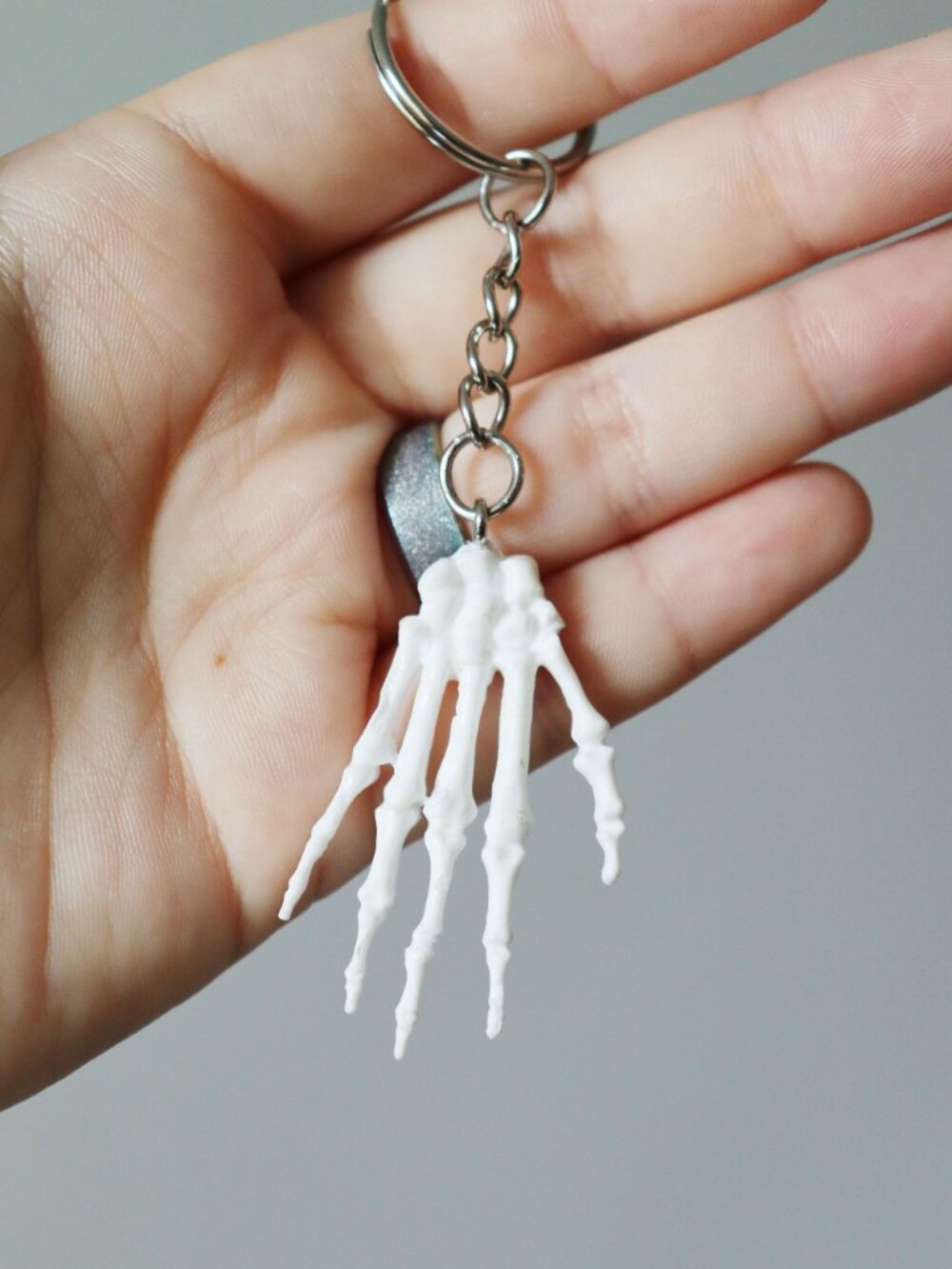 🧡 Skeleton Hand Keychain - Picture 4 of 4
